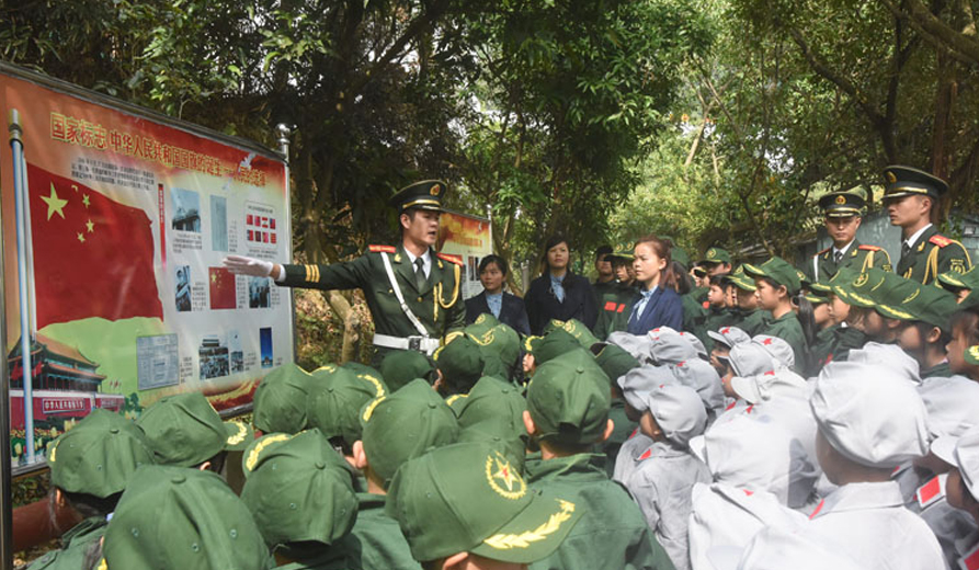 紅軍小學(xué)少年兵團(tuán)隊員傾聽國旗知識講解.jpg